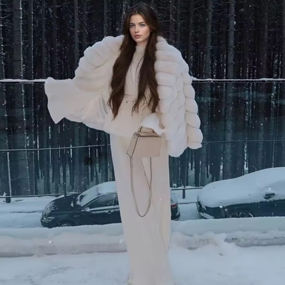 Real Elegant White Fur Coat - Picture 4 of 6